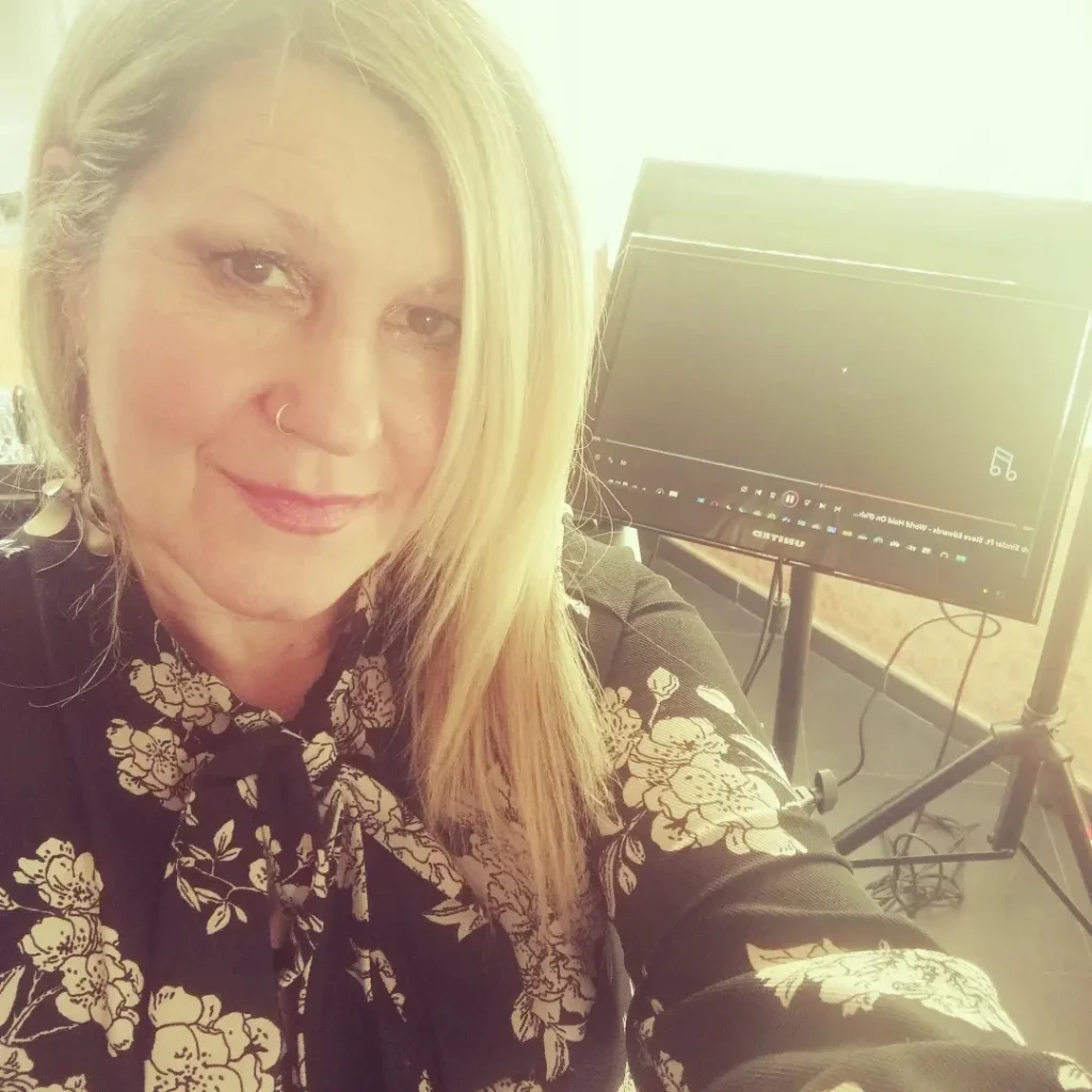 Stefania Marvulli celebrante e cantante Stefania Marvulli celebrante e cantante