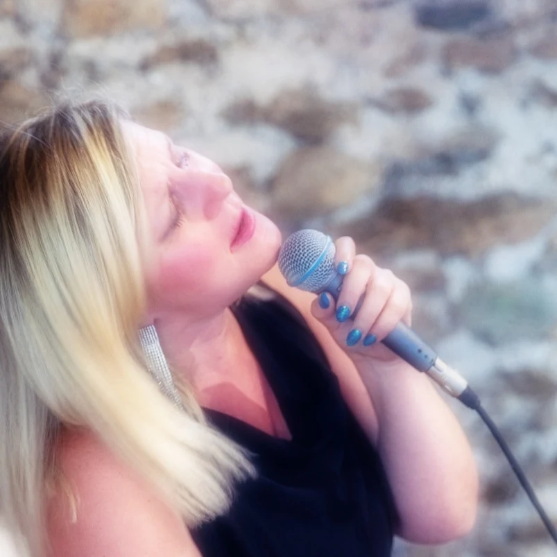 Stefania Marvulli celebrante laica e cantante Stefania Marvulli celebrante laica e cantante