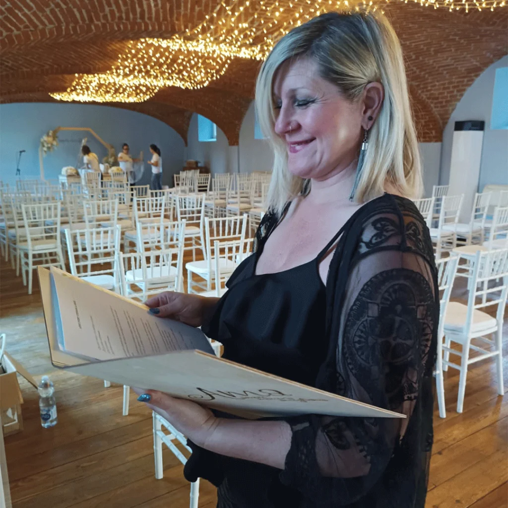 Stefania cantante e celebrante laica Stefania cantante e celebrante laica