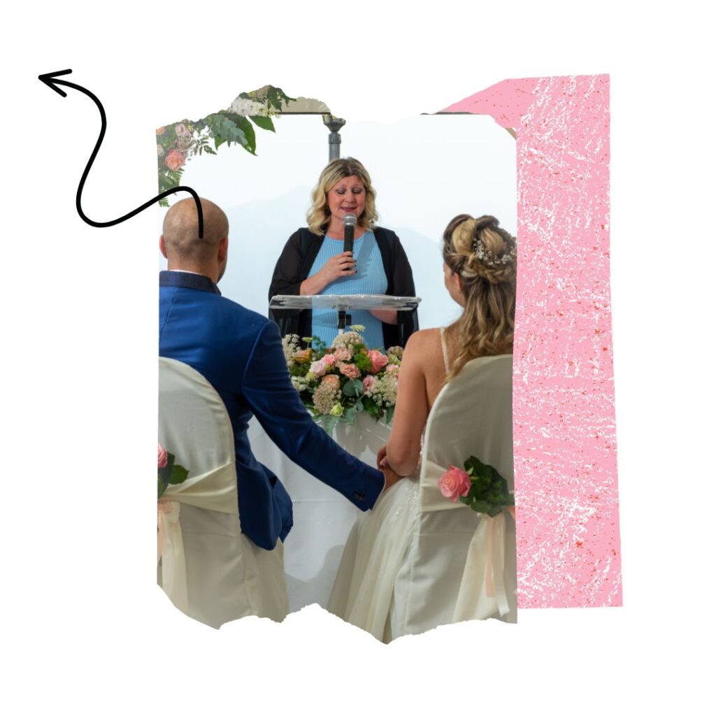 Stefania Marvulli legge il testo della cerimonia a una coppia di sposi
