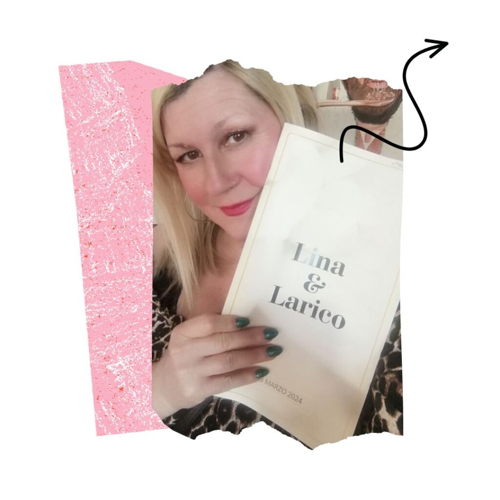 Stefania mostra in foto il testo di una cerimonia