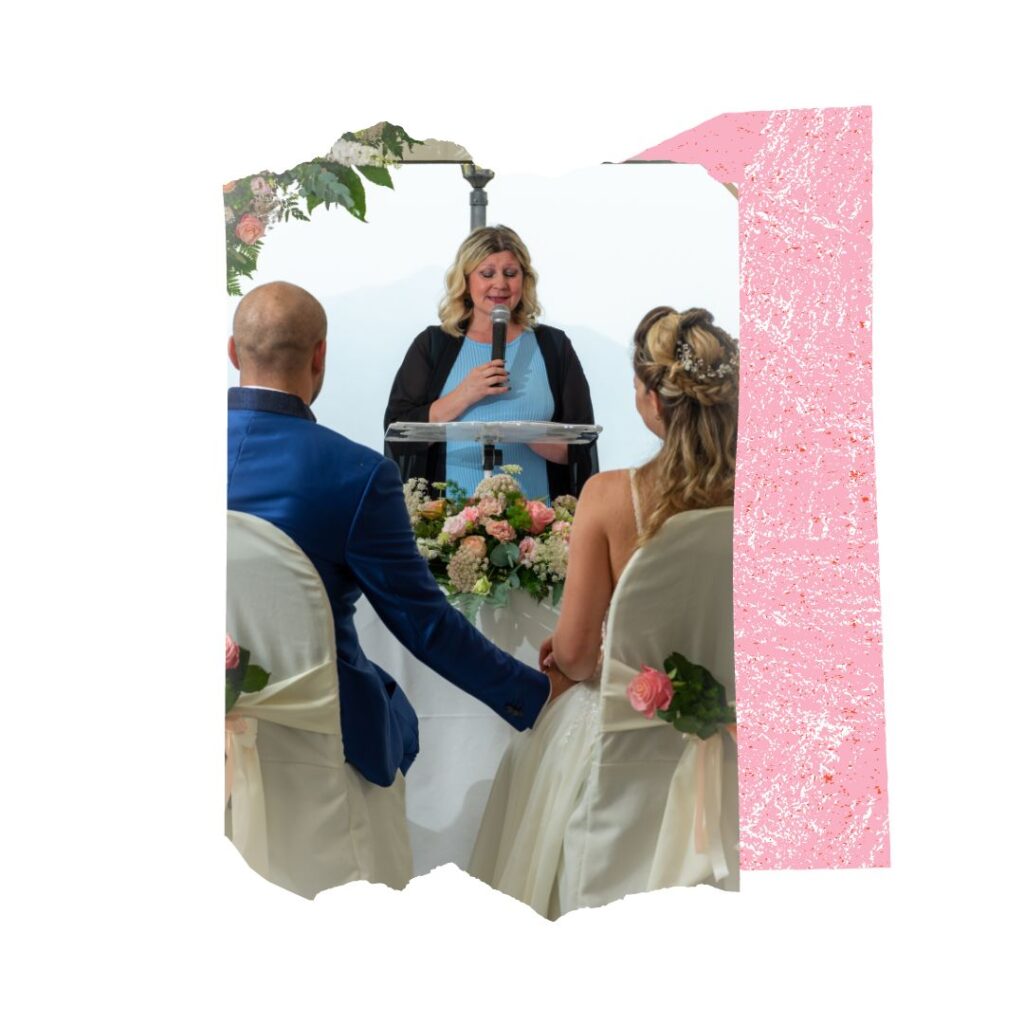 Stefania legge il testo di una cerimonia a una coppia di sposi