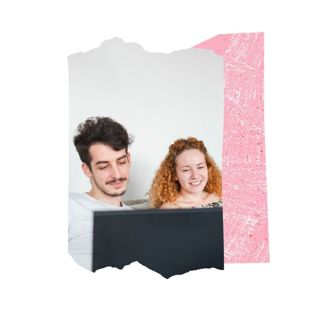 Coppia di ragazzi guarda uno schermo e sorride