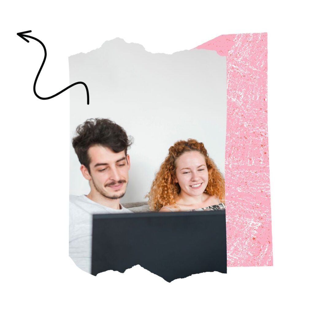 Coppia di ragazzi guarda uno schermo e sorride