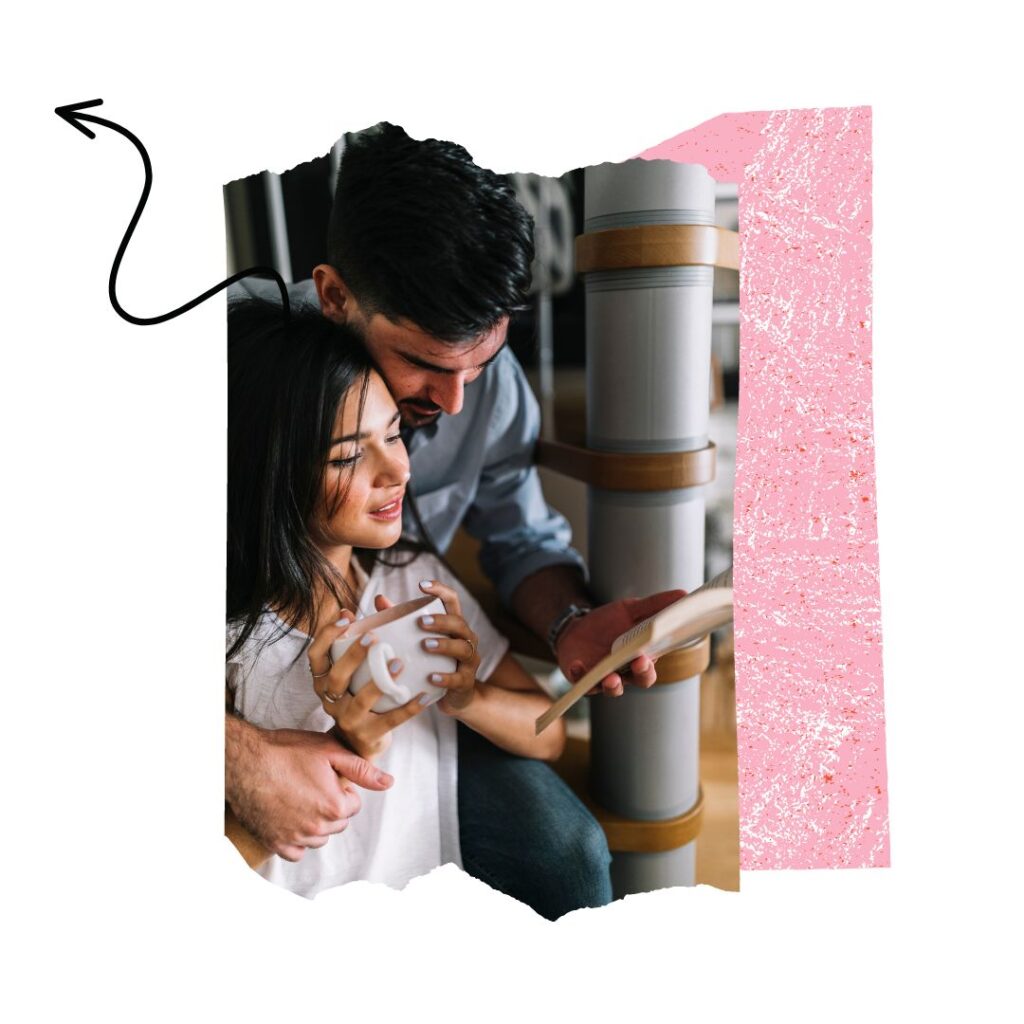 Coppia di ragazzi guarda il testo di un libro