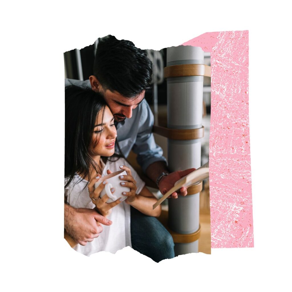 Coppia di ragazzi legge il testo di un libro