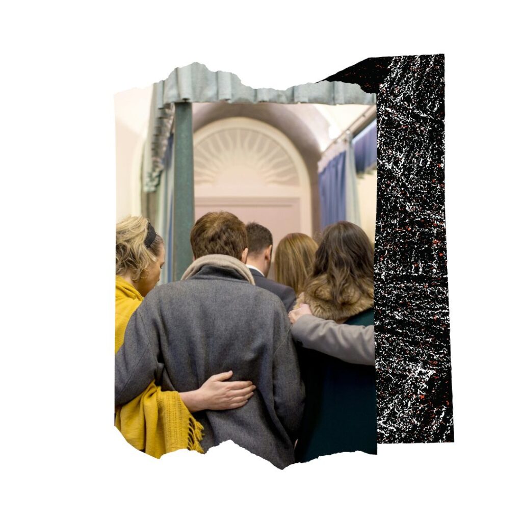 Persone che si abbracciano a un funerale