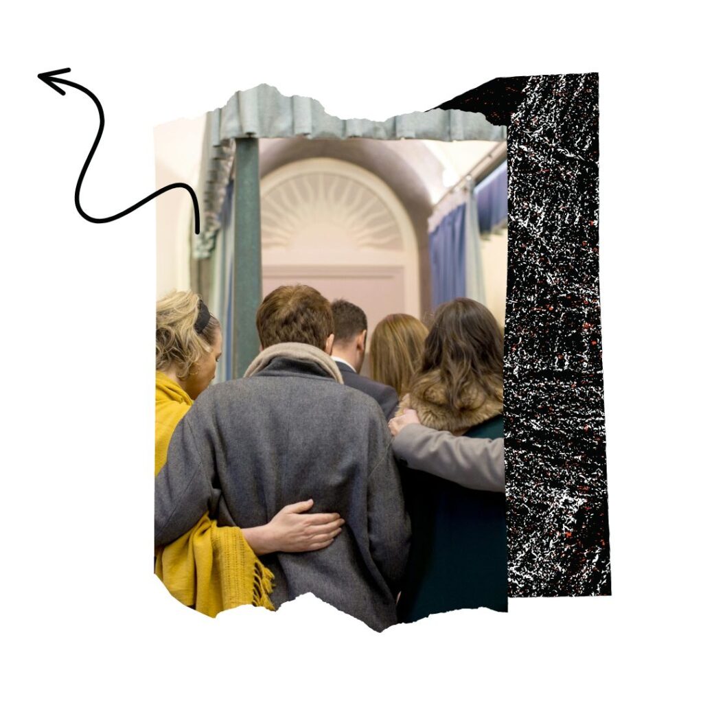 Persone che si abbracciano a un funerale