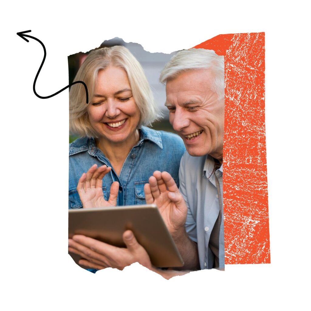 Coppia di persone che saluta guardando uno schermo