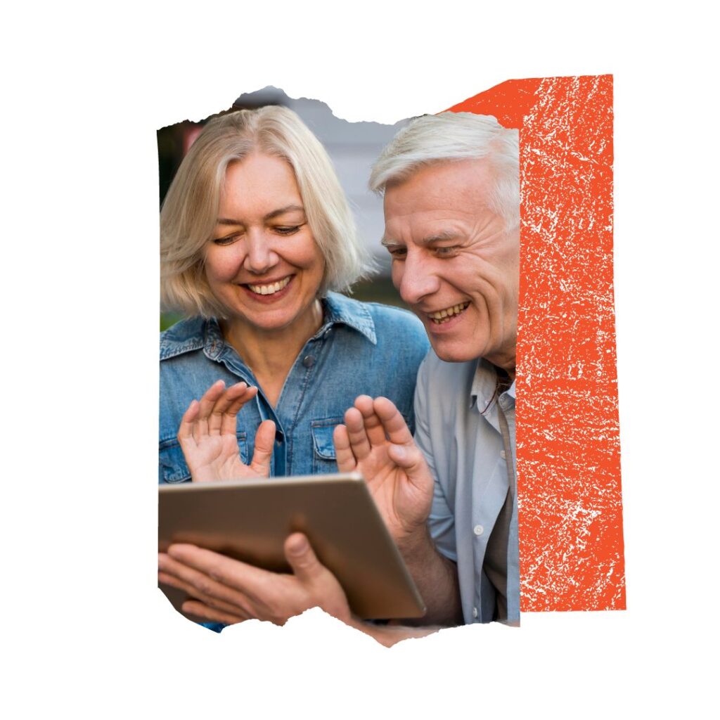 Coppia di persone che saluta guardando uno schermo