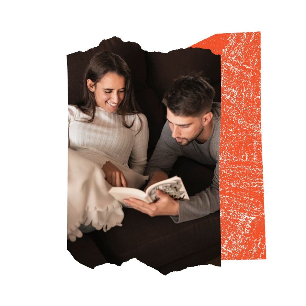 Coppia di persone che legge un libro