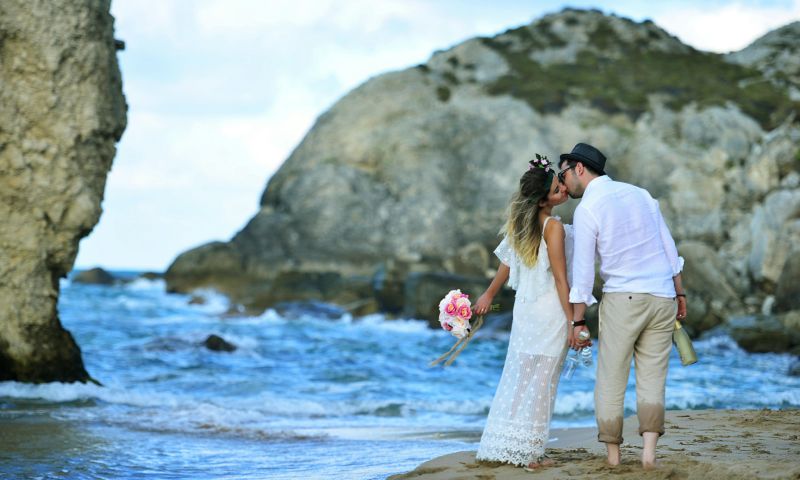 Coppia di sposi in spiaggia