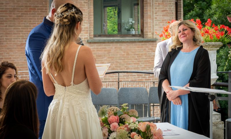 Sposi leggono le promesse al loro matrimonio simbolico