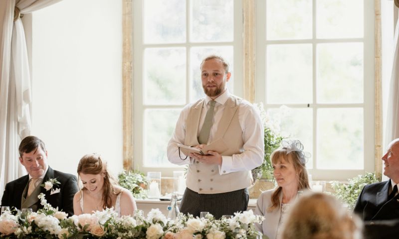 Celebrante pronuncia discorso a un matrimonio