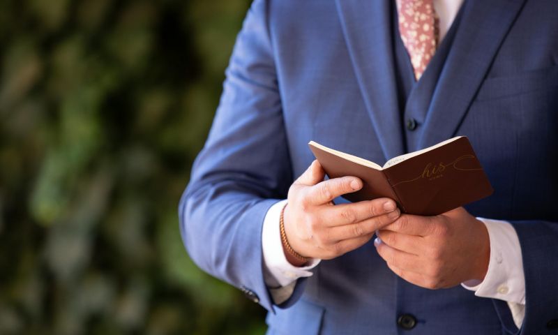 Uomo che legge un discorso a un matrimonio