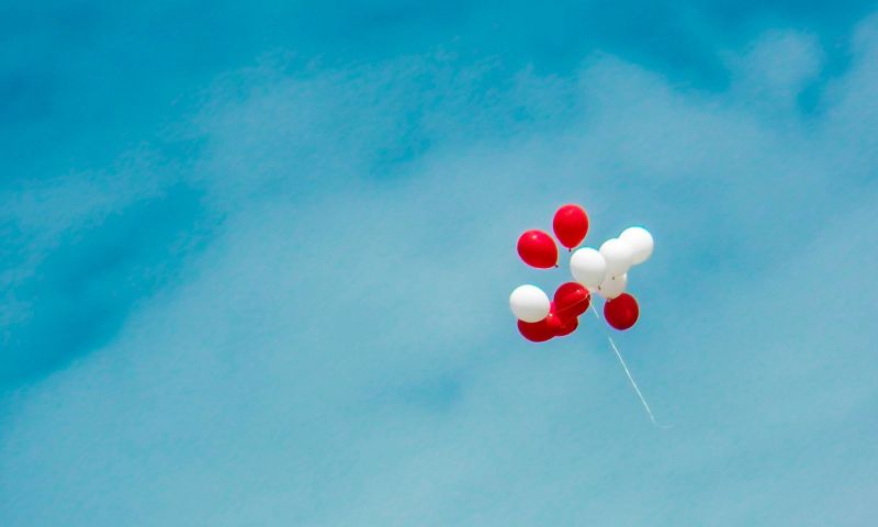 Palloncini che volano in cielo