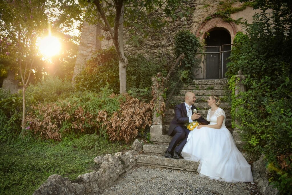 celebrante per matrimoni all'americana ogni amore Marito e moglie si guardano con romanticismo