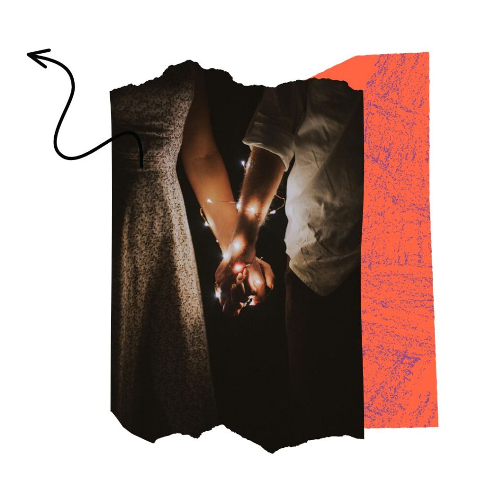 Mani intrecciate avvolte dalle luci di Natale