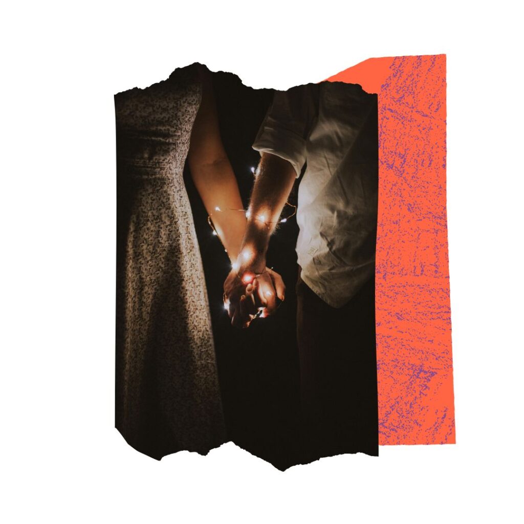 Mani intrecciate avvolte dalle luci di Natale