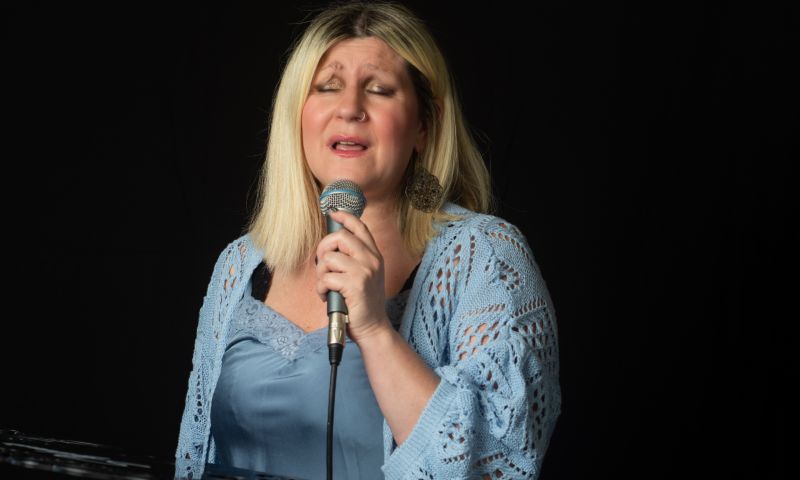 Celebrante Stefania Marvulli che canta su sfondo nero