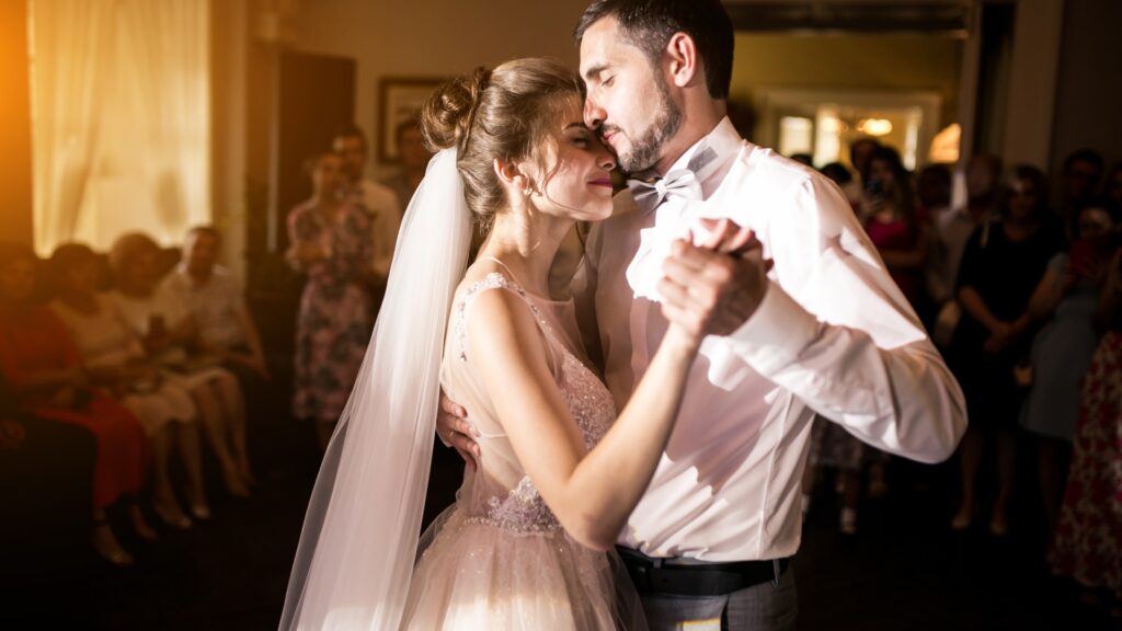 Coppia di sposi che danzano al loro matrimonio