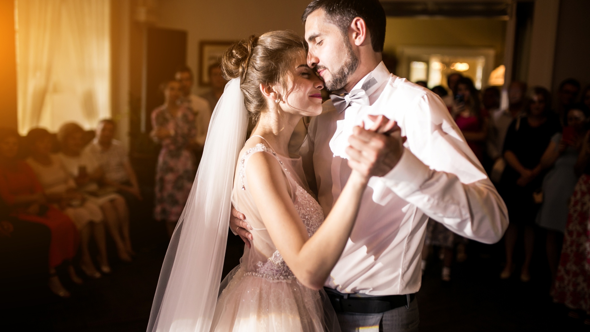 cantante matrimonio Coppia di sposi che danzano al loro matrimonio