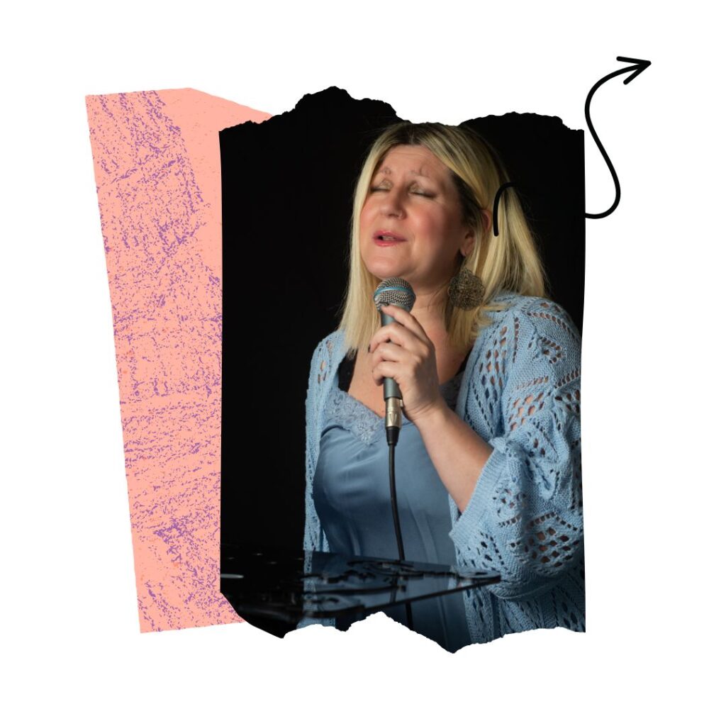 Stefania Marvulli canta un brano musicale a un matrimonio