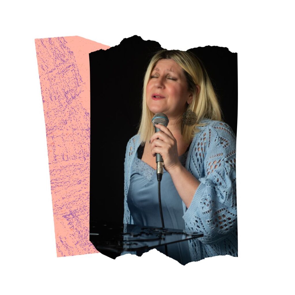 Stefania Marvulli canta un brano musicale a un matrimonio