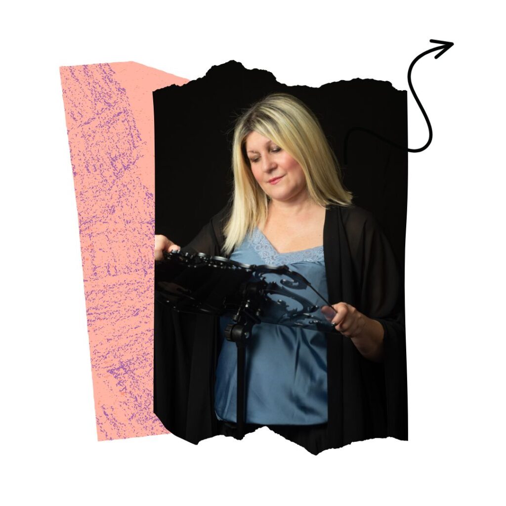 Stefania Marvulli legge da un leggio