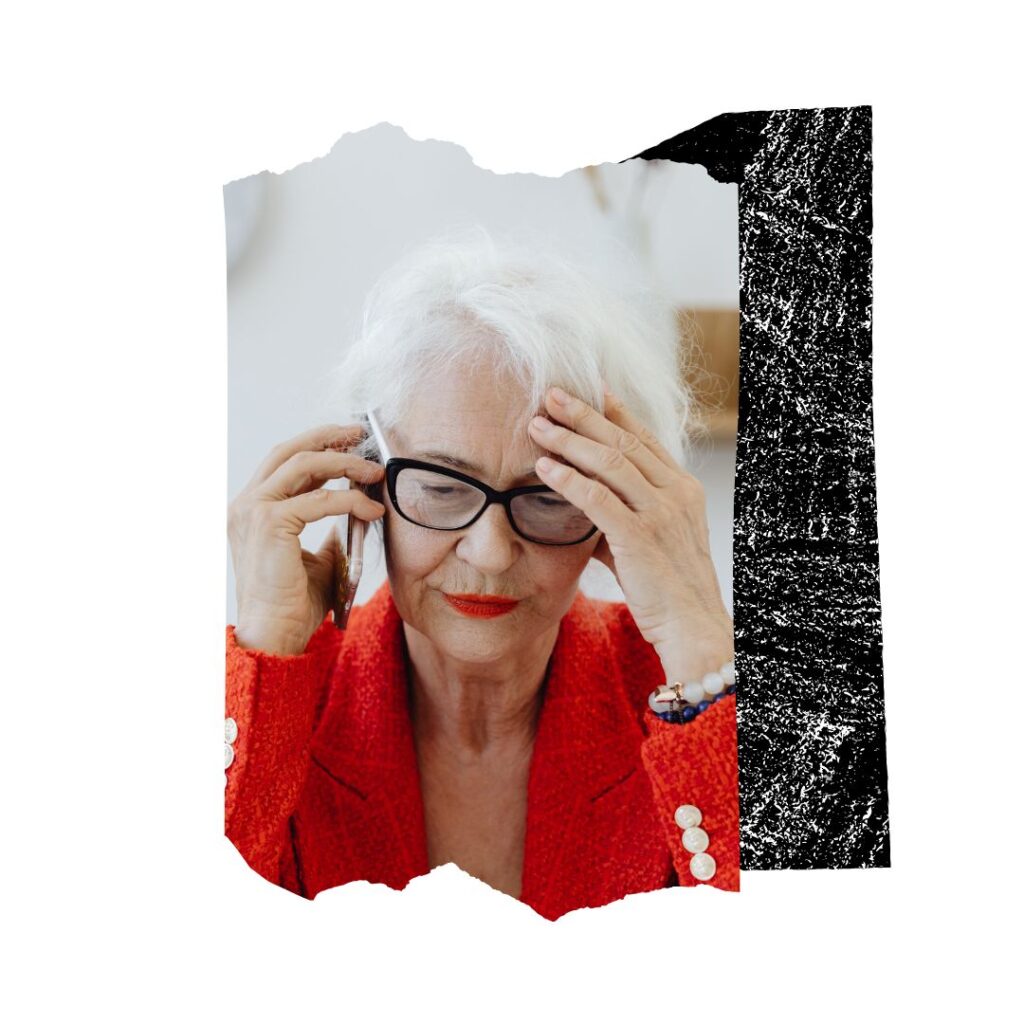 Donna anziana parla triste al telefono