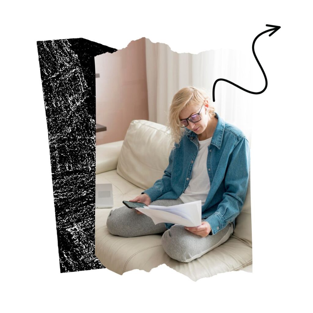 Donna legge un preventivo sul divano