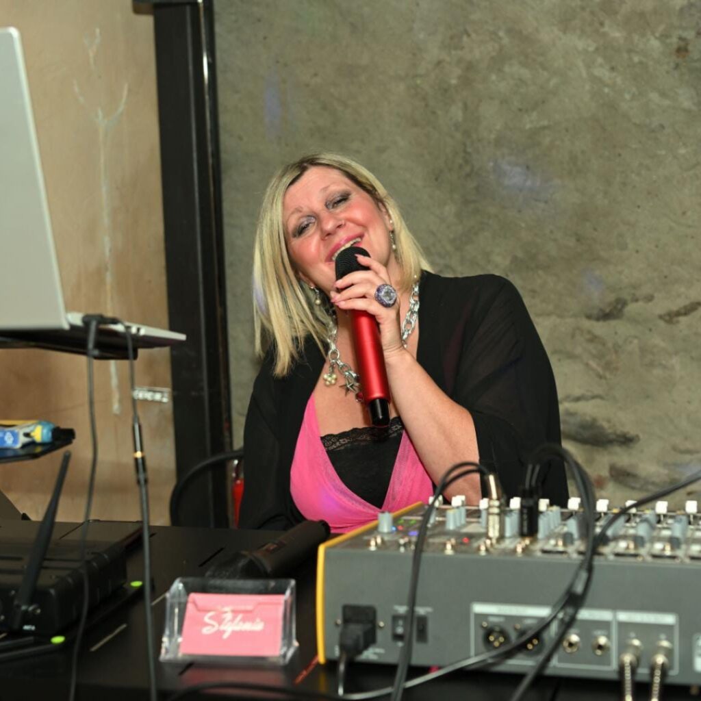 cantante matrimonio foto 1 pinerolo Stefania Marvulli mentre canta a un matrimonio