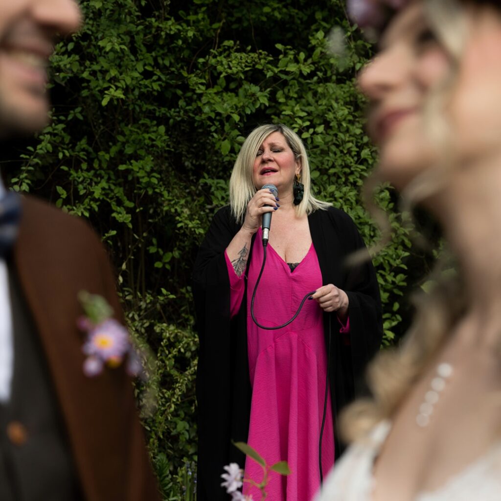 cantante matrimonio foto 2 pinerolo Stefania Marvulli mentre canta con due sposi