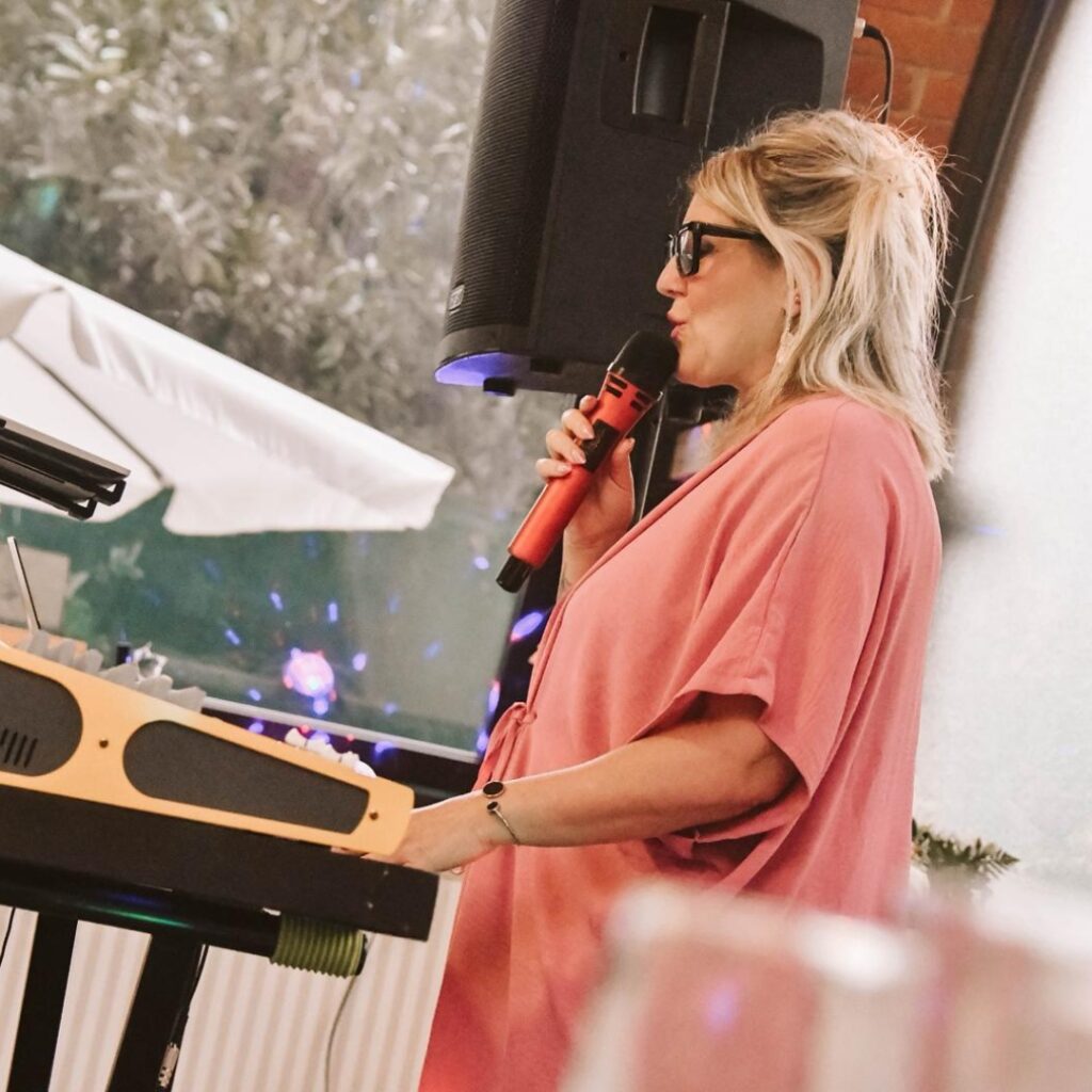 cantante matrimonio foto 3 pinerolo Stefania Marvulli mentre canta a una celebrazione