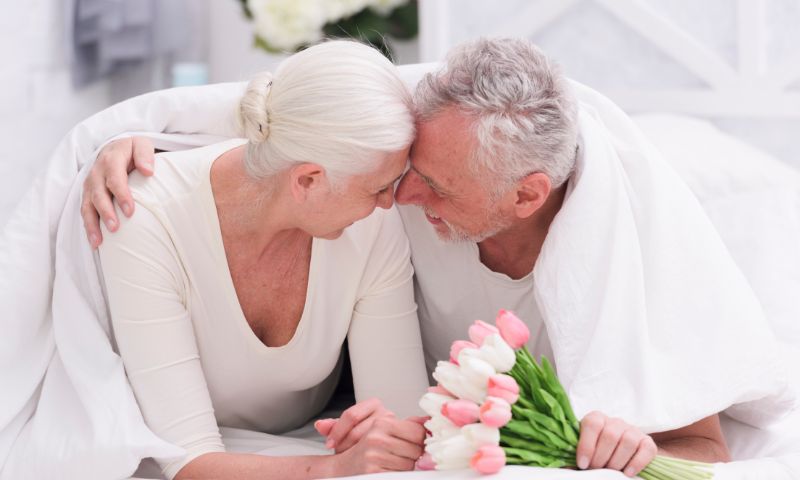 Coppia matura si tiene per mano e si appoggiano l'uno la fronte su quella dell'altro