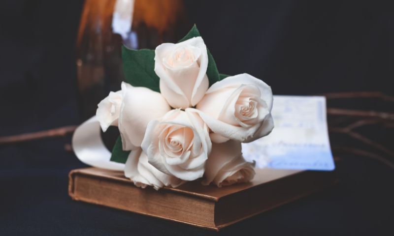 Fiori bianchi appoggiati su un vecchio libro
